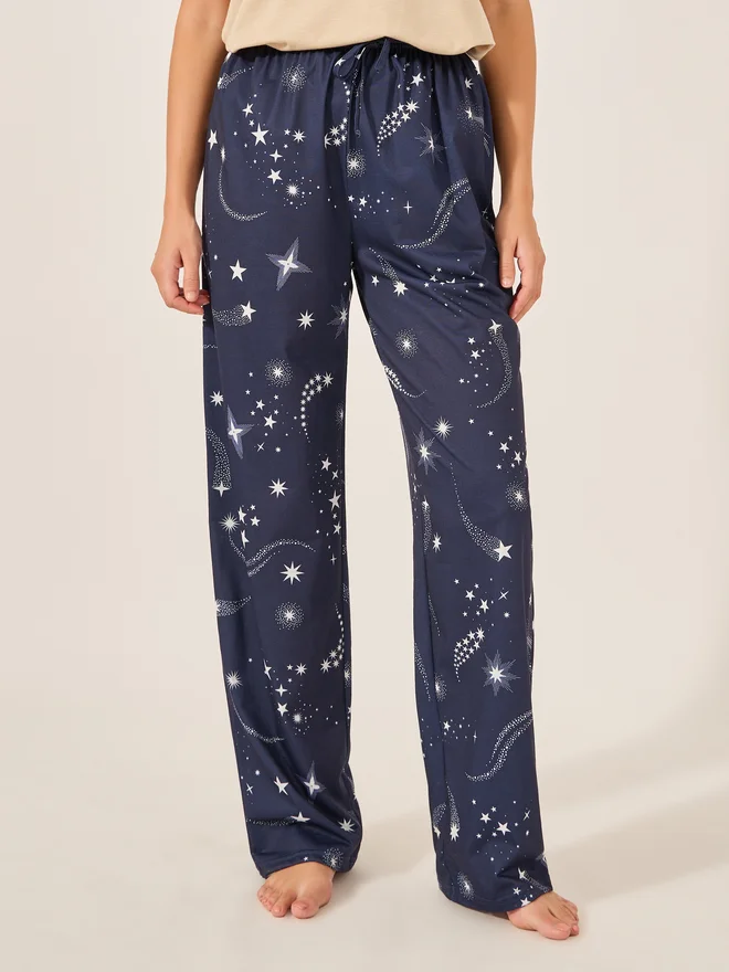 Styli Styli Unwind V-Neck Texture Tee and AOP Star PJ Set