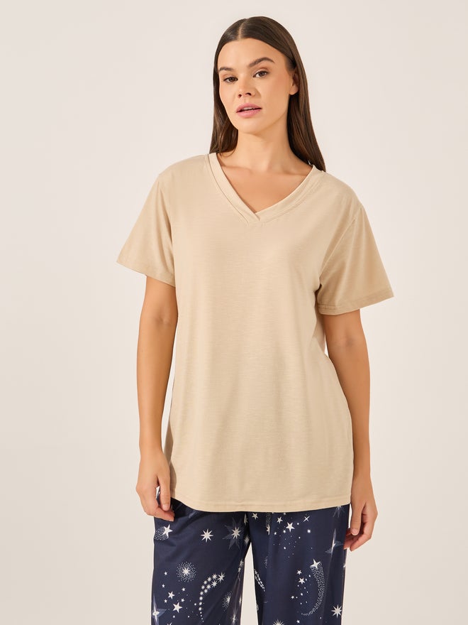 Styli Styli Unwind V-Neck Texture Tee and AOP Star PJ Set  - Image 3