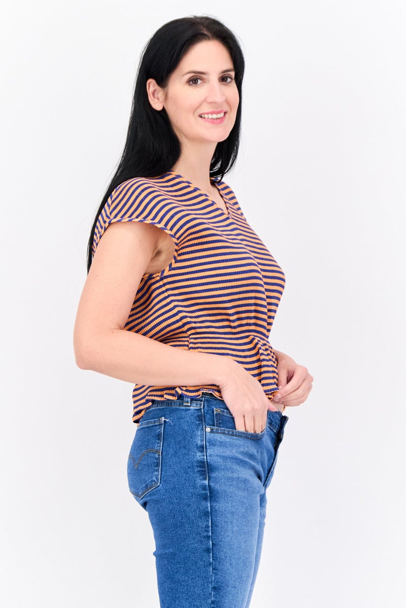 Levi's تي شيرت بكم قصير مخطط من ليفيس للنساء بتصميم V العنق، متعدد الألوان - Image 2