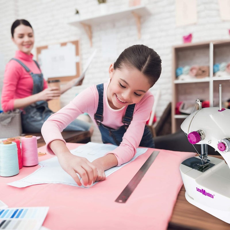 Sew Mighty ماكينات الخياطة المحمولة الأصلية - مثالية للأطفال والسفر والإصلاحات السريعة والمشاريع الصغيرة - سرعة مزدوجة، طاقة بطارية وAC، وحدة تحكم بدواسة القدم والمزيد (مجموعة ميني مايتي) - Image 5