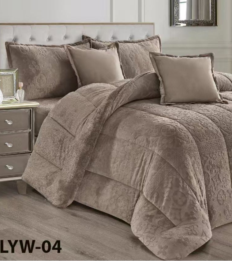 مون مفرش سرير شتوي نفرين بتصميم هندسي ومحفور مصنوع من المخمل والفرو الناعم مكون من 6 قطع ( 1 مفرش +1 شرشف مطاط للمرتبة + 2 كيس مخدة +2 كيس للوسادة المربعة ) مقاس المفرش 230X250 سم - Image 1