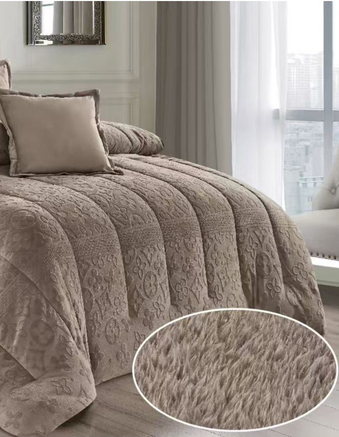 مون مفرش سرير شتوي نفرين بتصميم هندسي ومحفور مصنوع من المخمل والفرو الناعم مكون من 6 قطع ( 1 مفرش +1 شرشف مطاط للمرتبة + 2 كيس مخدة +2 كيس للوسادة المربعة ) مقاس المفرش 230X250 سم - Image 3