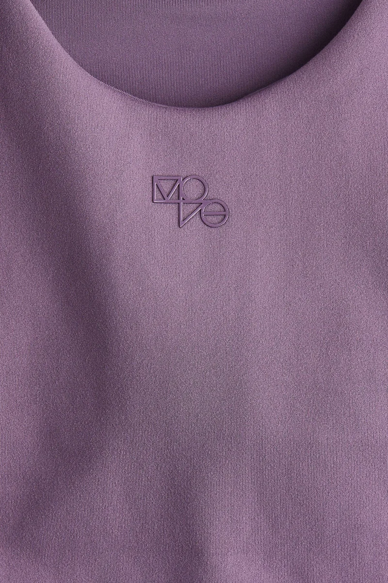 اتش اند ام بلوزة رياضية بحمالة صدر مدمجة من نسيج سوف موف