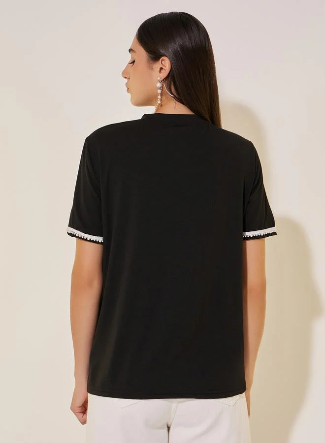 تايك تو تيشيرت بياقة دائرية وتفاصيل دانتيل مطرزة