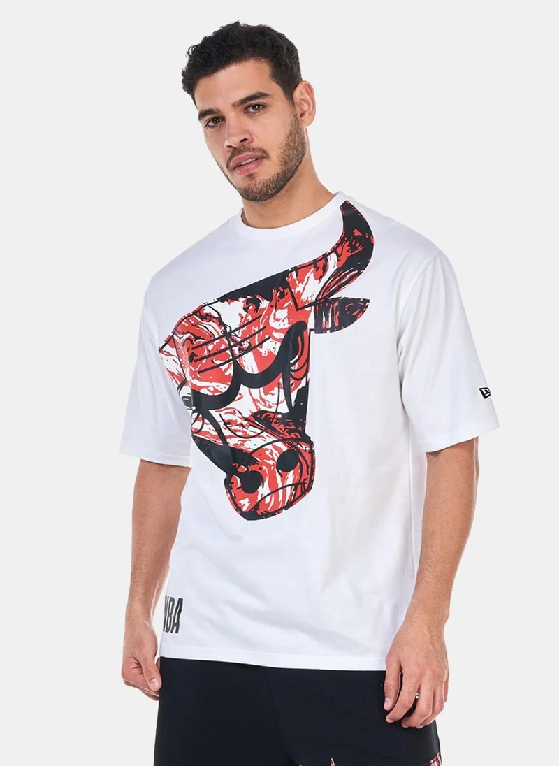 NEW ERA Men's NBA Chicago Bulls Infill Graphic T-Shirt