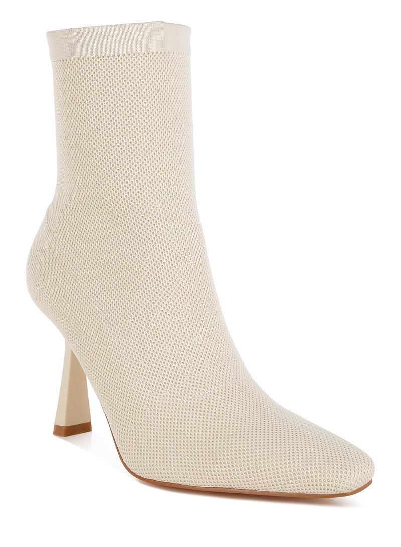 لندن راج حذاء نسائي طويل منسوج من لندن راج باللون الأبيض المائل للبيج. - Image 2