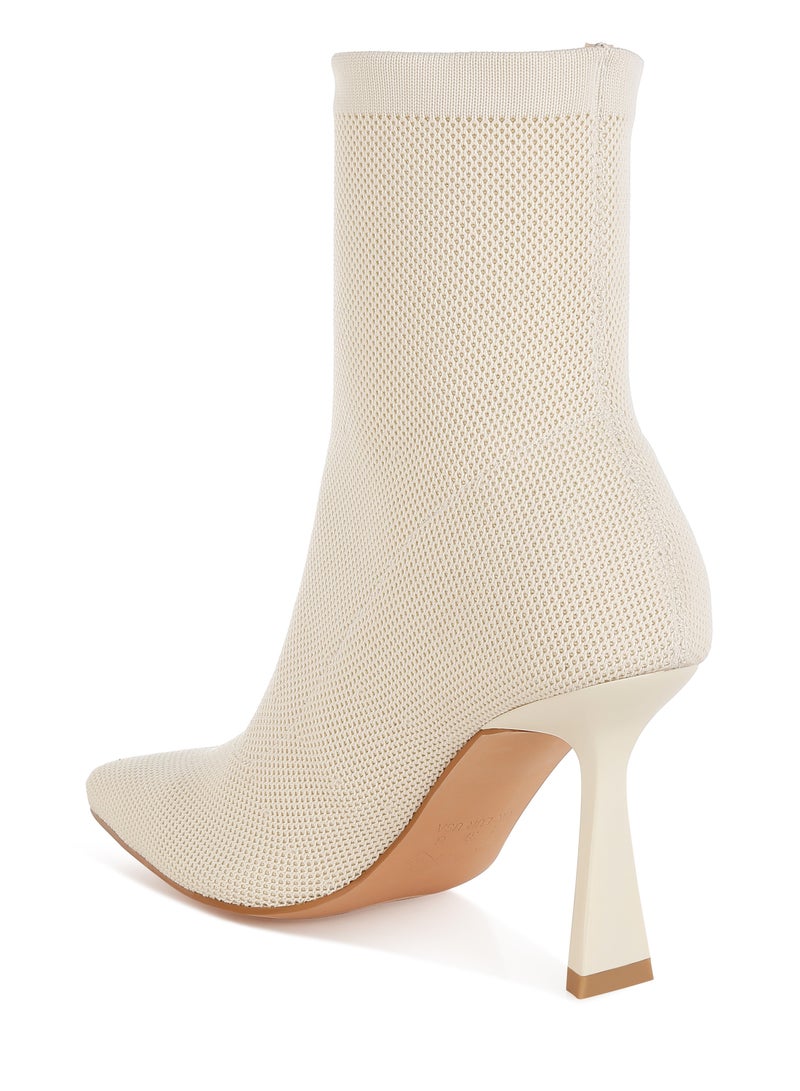 لندن راج حذاء نسائي طويل منسوج من لندن راج باللون الأبيض المائل للبيج. - Image 3