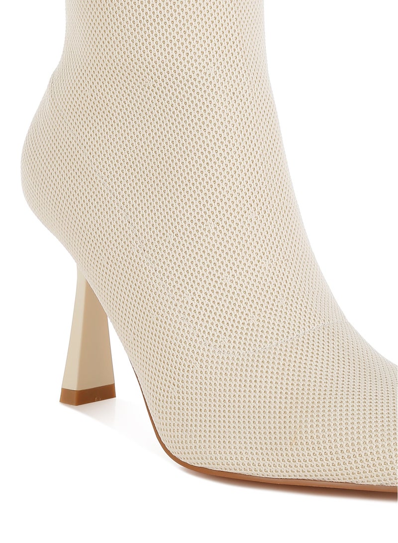 لندن راج حذاء نسائي طويل منسوج من لندن راج باللون الأبيض المائل للبيج. - Image 5
