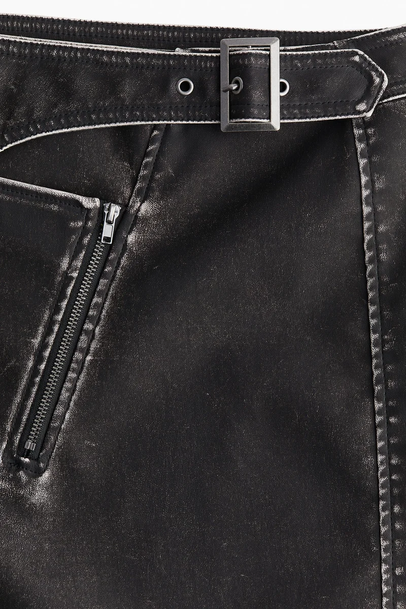 اتش اند ام تنورة ميني بتفاصيل إبزيم