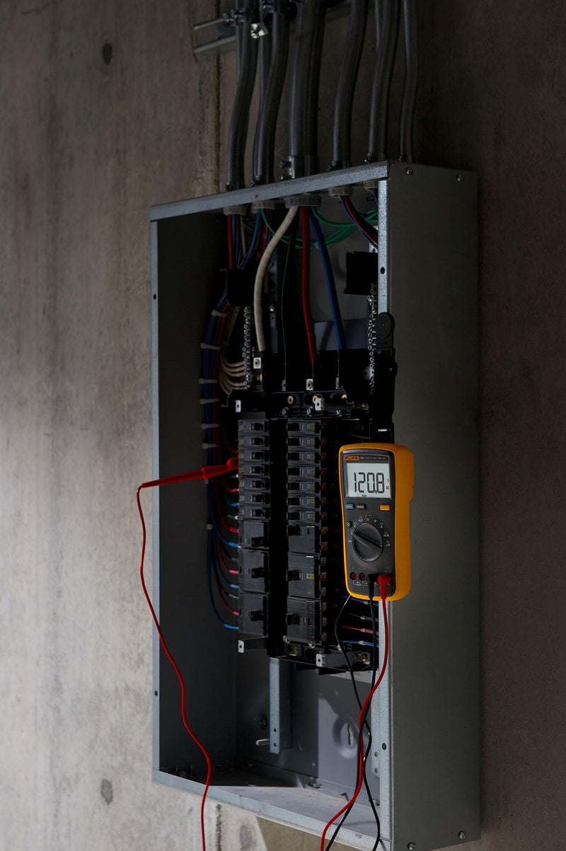 FLUKE Fluke 15B+ Digital Multimeter, for Electrical Applications, Measures AC/DC Voltage and Current Measurements up to 1000V and 10A, Along with Resistance, Continuity, Diode, and Capacitance Capabilities - Image 4