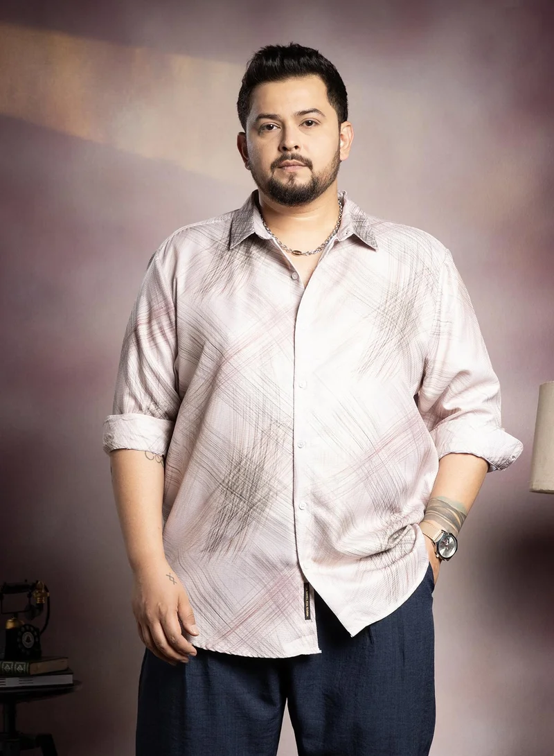 انستافاب بلس قميص رجالي مقاس بلس بتصميم خطوط باهتة بيج من إنستافاب بلس