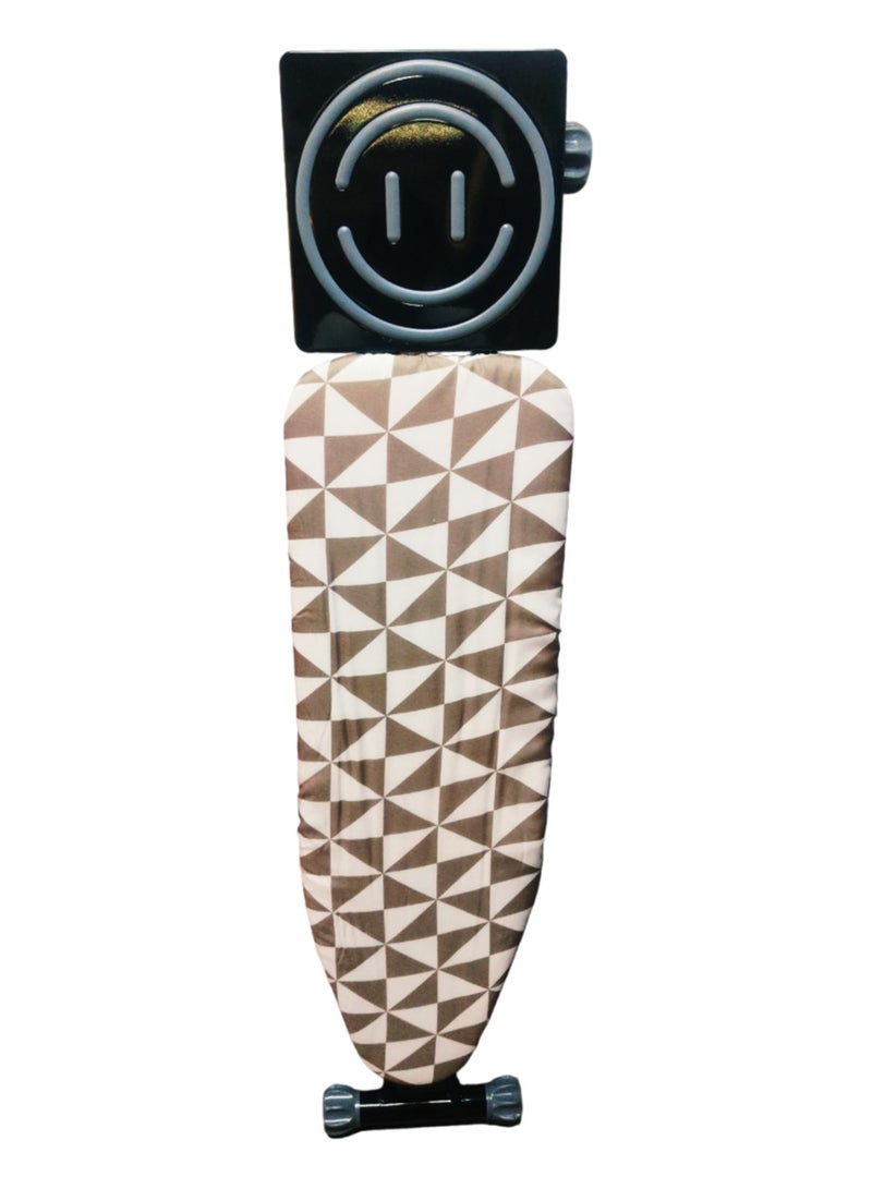 طاولة كي مقاومة للحرارة مع حامل مكواة بخارية، قاعدة قابلة للطي غير قابلة للانزلاق، ارتفاع قابل للتعديل، إطار معدني أسود متين، غطاء بنمط مثلث هندسي حديث باللونين البني والأبيض، تصميم موفر للمساحة، 129x90x33 سم - Image 1