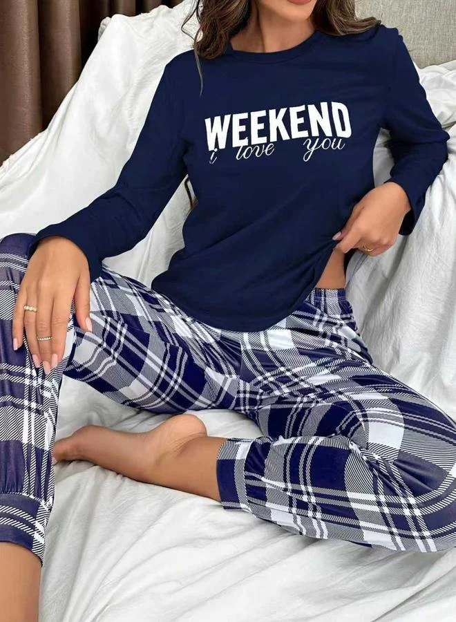 تايك تو طقماما من بلوزة بفتحة رقبة مستديرة وطبعة نصية وبنطال بنمط مربعات