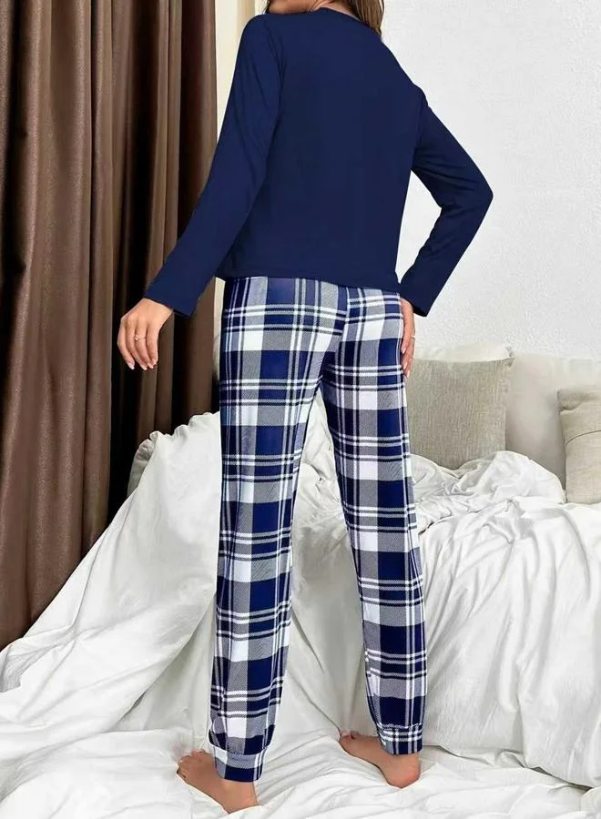 تايك تو طقماما من بلوزة بفتحة رقبة مستديرة وطبعة نصية وبنطال بنمط مربعات