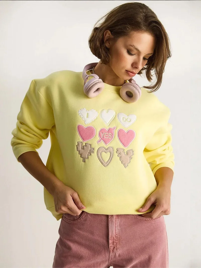 Bianco Lucci Heart Patch Appliqué Relaxed Fit Crew Neck Sweatshirt