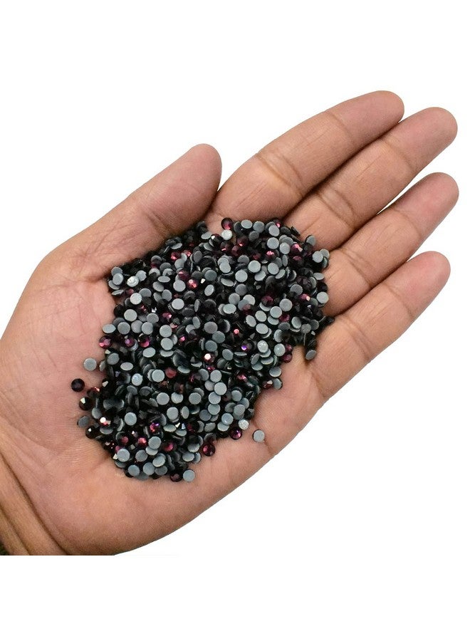 إمبرويدوري ماتيريال مادة التطريز، أحجار الراين الكريستالية الدائرية الزجاجية اللامعة، لصنع المجوهرات، والتطريز، وتصميم الفساتين، والحرف اليدوية، وتصميم الأظافر (لون الجمشت، 3 مم، SS10، 1440 قطعة) - Image 1