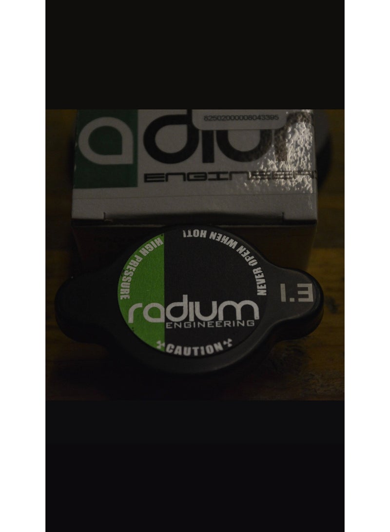 الراديوم هندسة  Sure! Here is the Arabic translation:  غطاء رادياتير، 1.3 بار، أسود من شركة Radium Engineering - Image 1