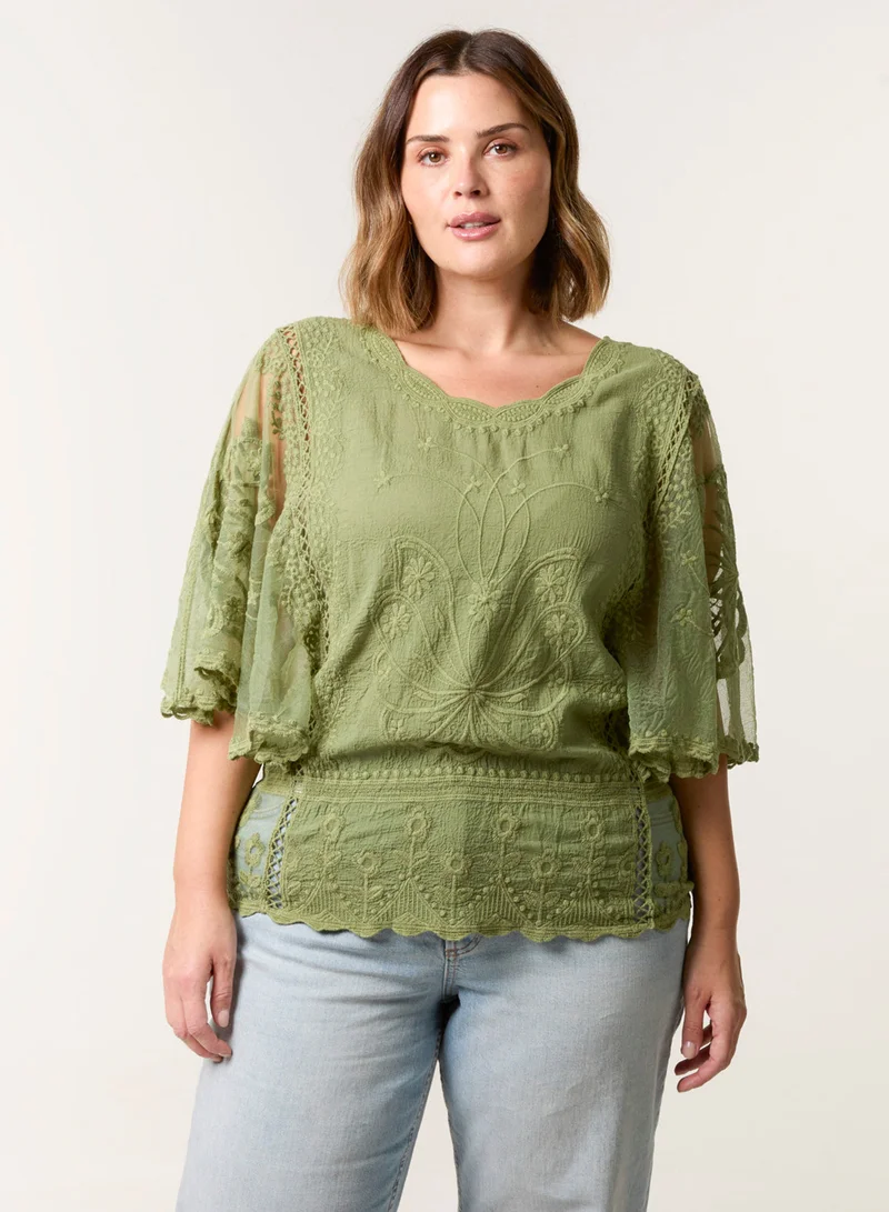 بلو فانيلا بلوزة بأكمام فراشة ودانتيل مزهر منحني