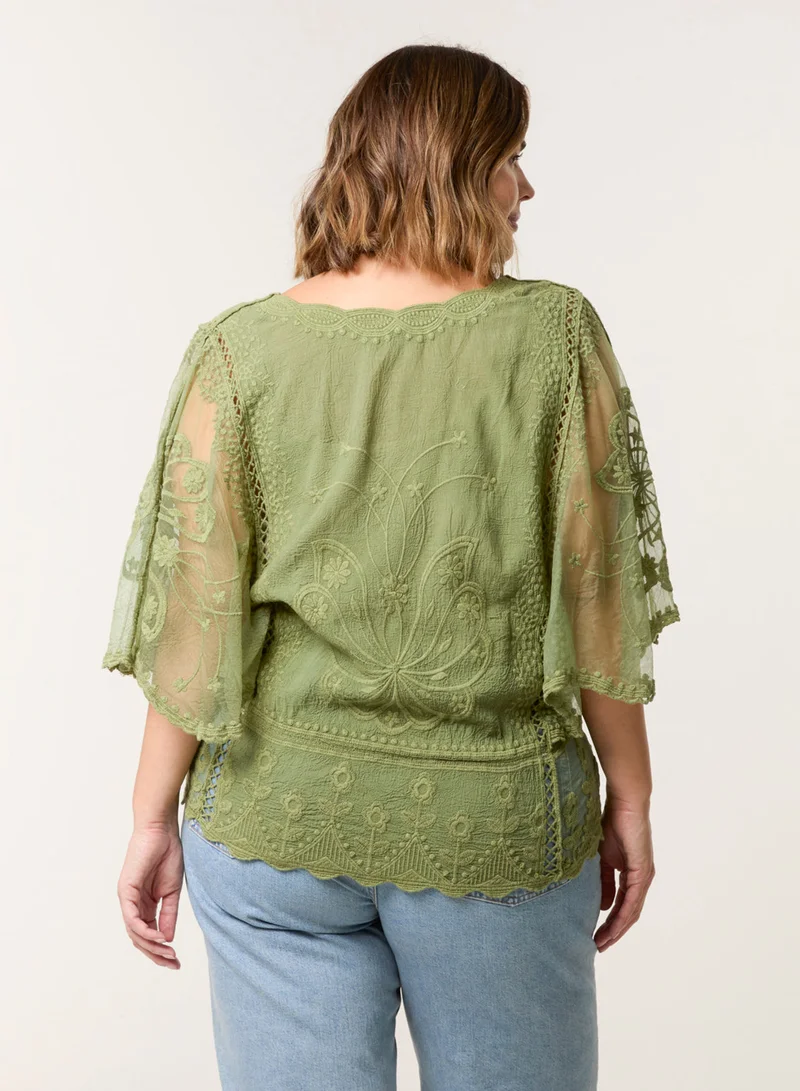 بلو فانيلا بلوزة بأكمام فراشة ودانتيل مزهر منحني