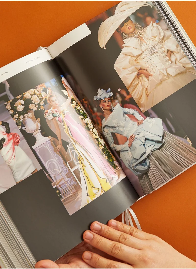 ثيمز كتاب عروض أزياء ديور