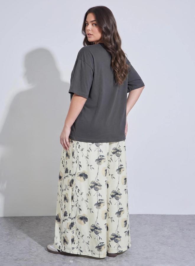 Styli Plus Size Multi-Color Solid Oversized T-Shirt and Floral Wide Leg Pants Pyjama Set - Image 4