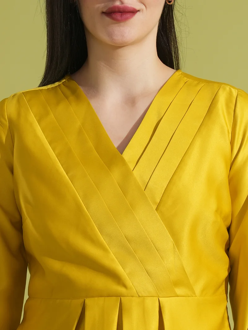 جلو باص بلوزة نسائية سادة بياقة على شكل حرف