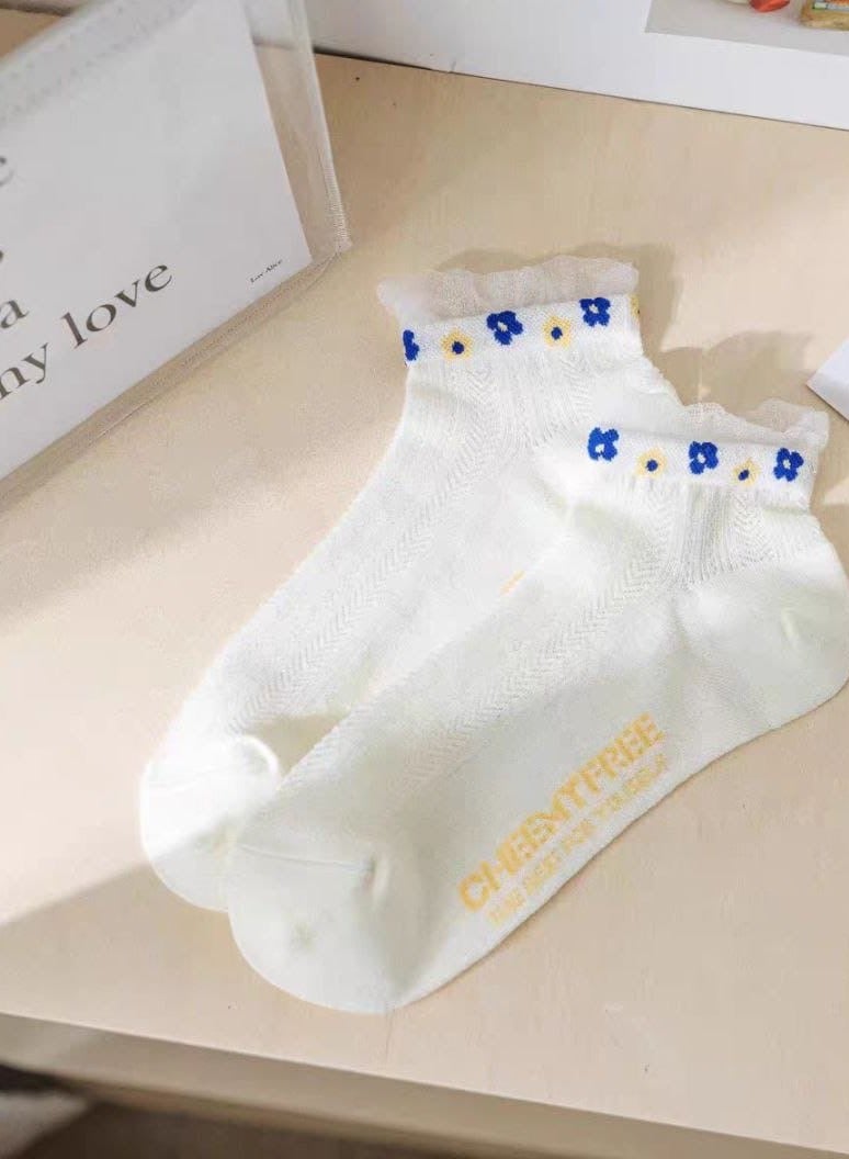 Get 5 pieces + 1 free pair of cute bear socks: a touch of fun and elegance for your feet. Size: One size fits all. - Image 5