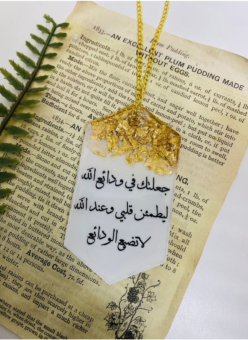 Generic - An elegant car pendant, one face with a specific shape, embroidered with gold leaf from luxurious resin - Image 1