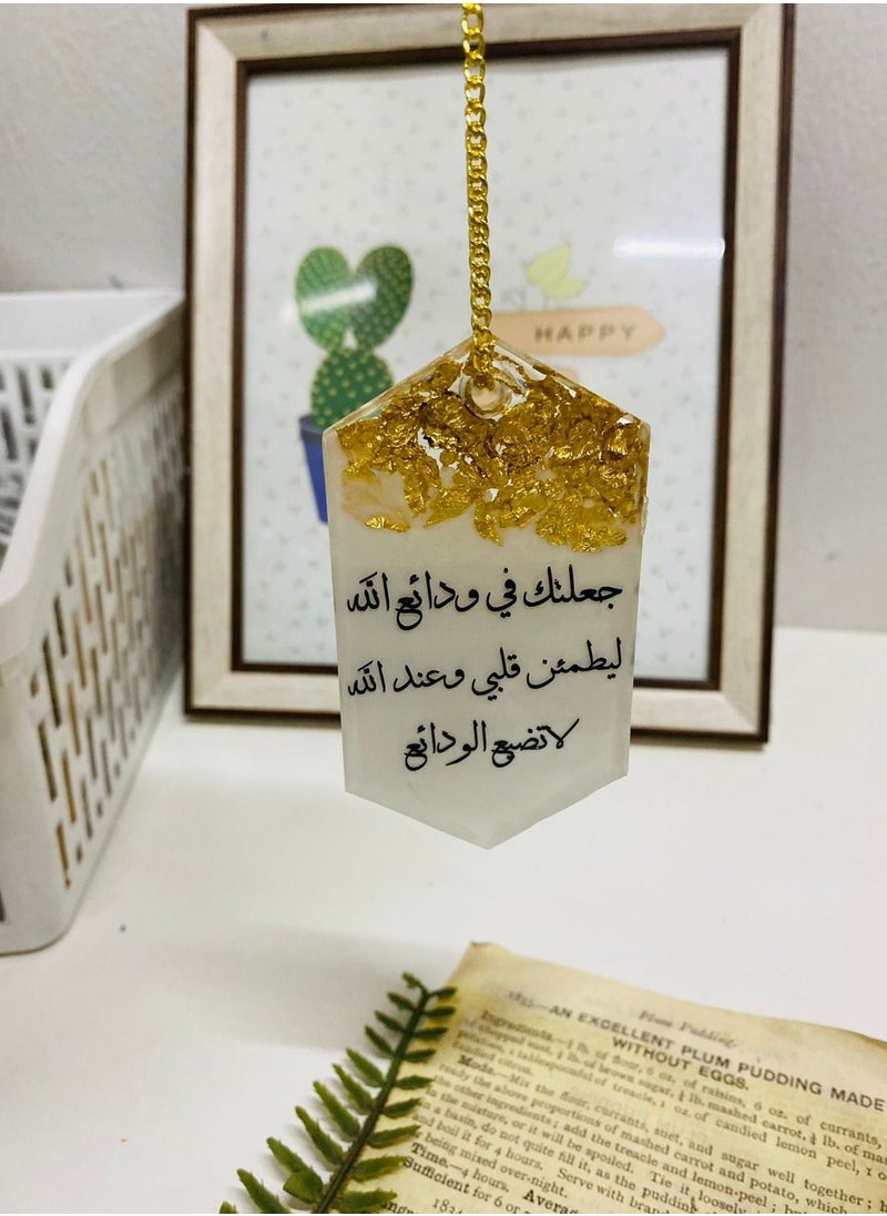 Generic - An elegant car pendant, one face with a specific shape, embroidered with gold leaf from luxurious resin - Image 1