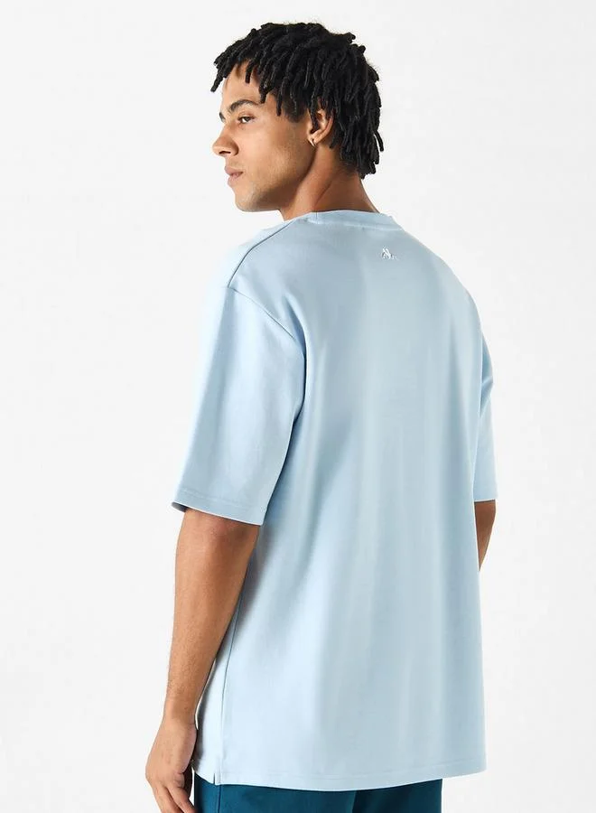 كابا تيشيرت بياقة ضيّقة وأكمام قصيرة بطبعات شعار من كابا