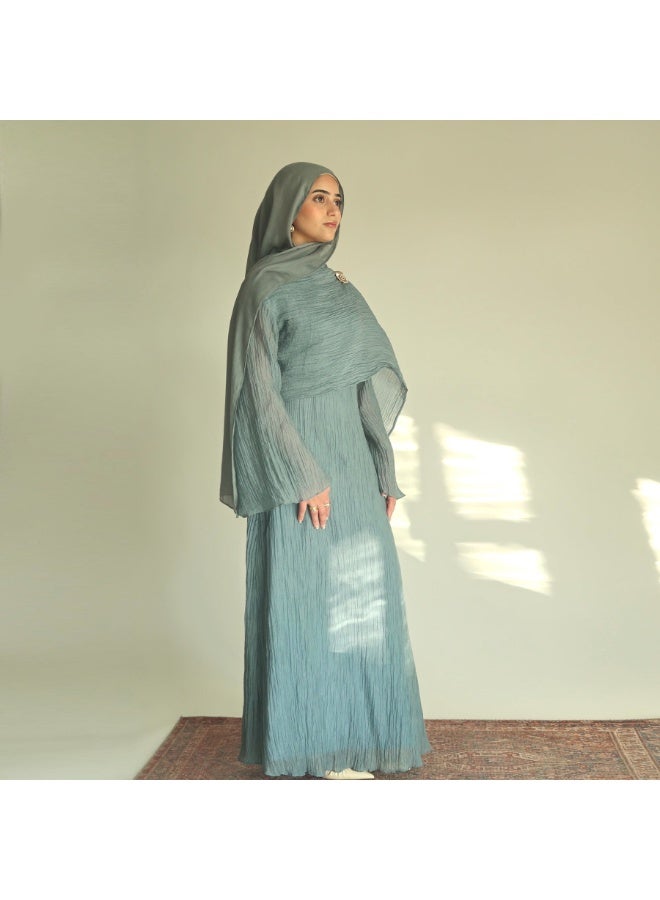 Women Solid Crinkle Layered Abaya Set Flared Sleeve Cape Maxi Dress With Brooch - Image 1