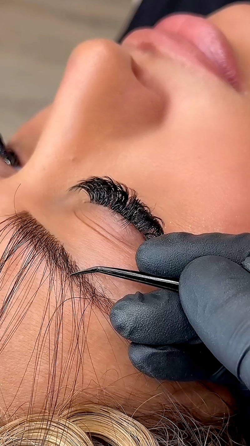 IOLITE طقم تمديد الحواجب IOLITE – تمديدات حواجب احترافية للحصول على حواجب أكثر كثافة ومظهر طبيعي - Image 4