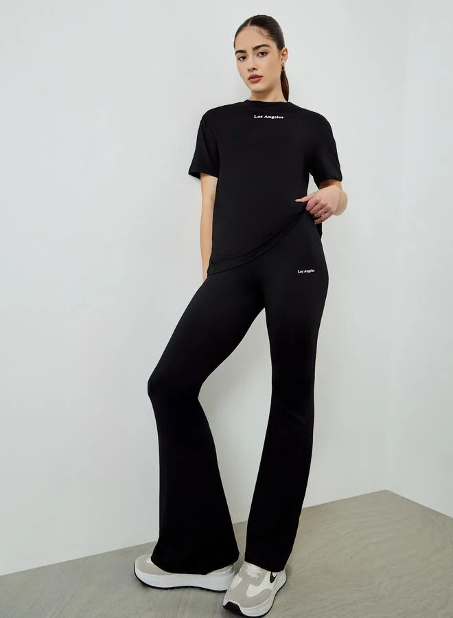 ستايلي طقم منسق من ليقنز بحافة واسعة وتيشيرت واسع بشعار