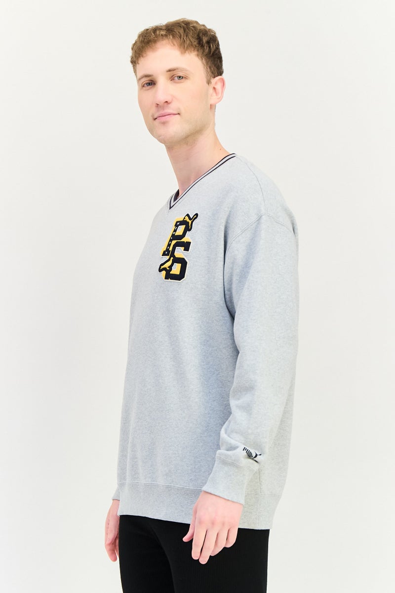 PUMA سويت شيرتات بومّا × ستابل للرجال بأكمام طويلة على شكل حرف V، رمادي - Image 3