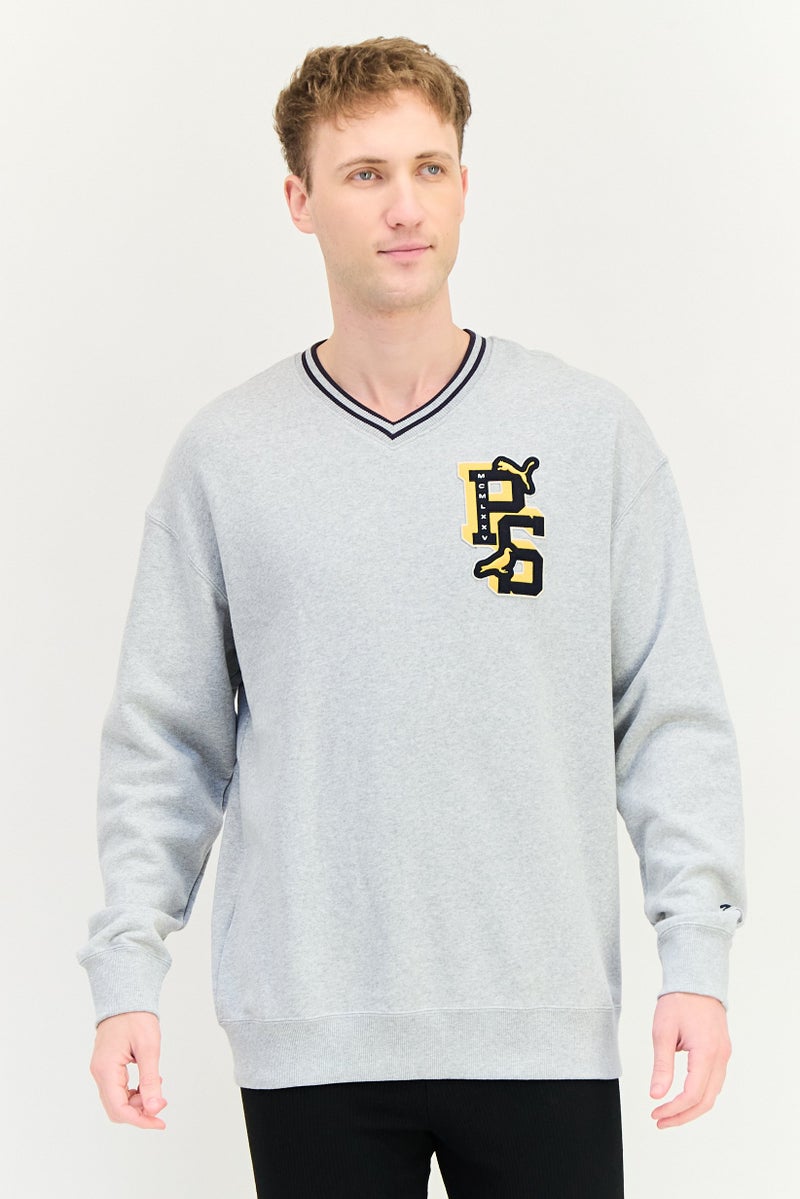 PUMA سويت شيرتات بومّا × ستابل للرجال بأكمام طويلة على شكل حرف V، رمادي - Image 1