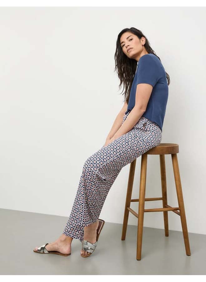 Flowing trousers with an all-over pattern