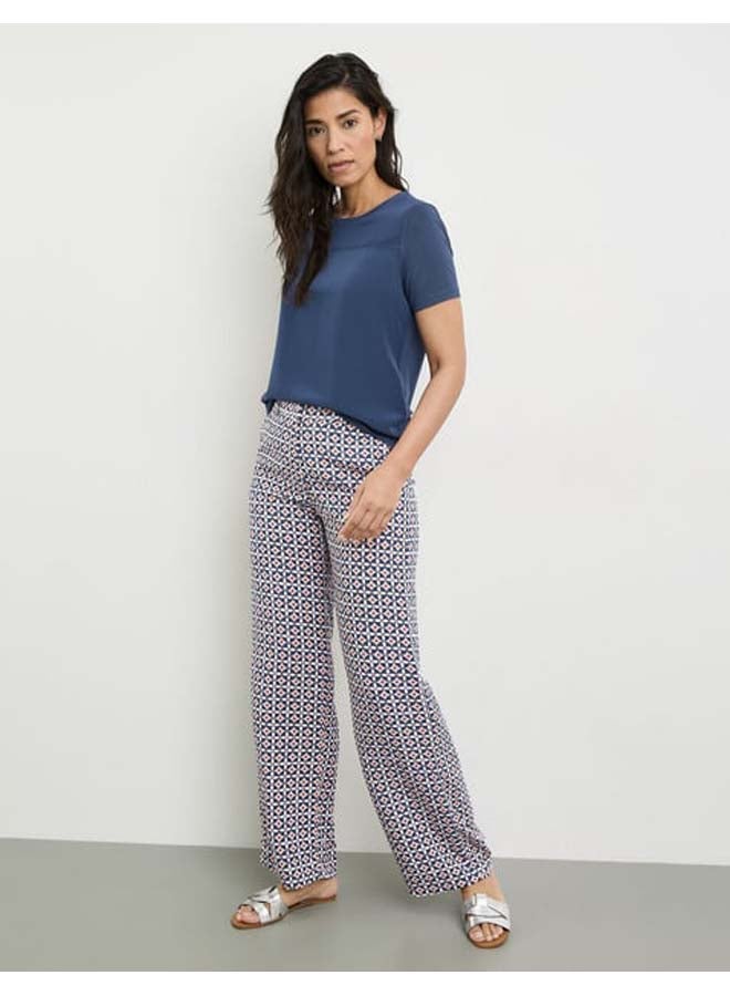 Flowing trousers with an all-over pattern