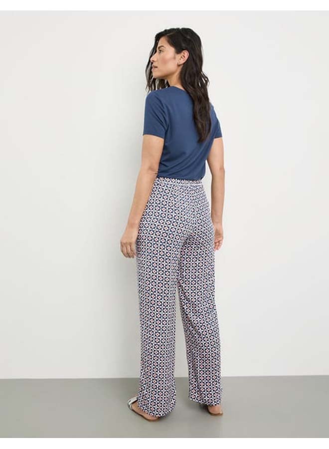 Flowing trousers with an all-over pattern