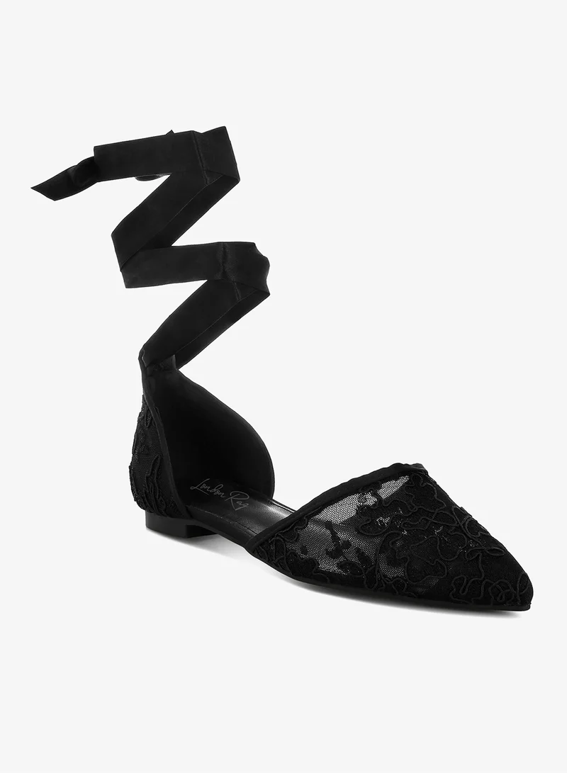 لندن راج صندل مسطح بحزام من اللؤلؤ وأحجار الراين باللون الأسود