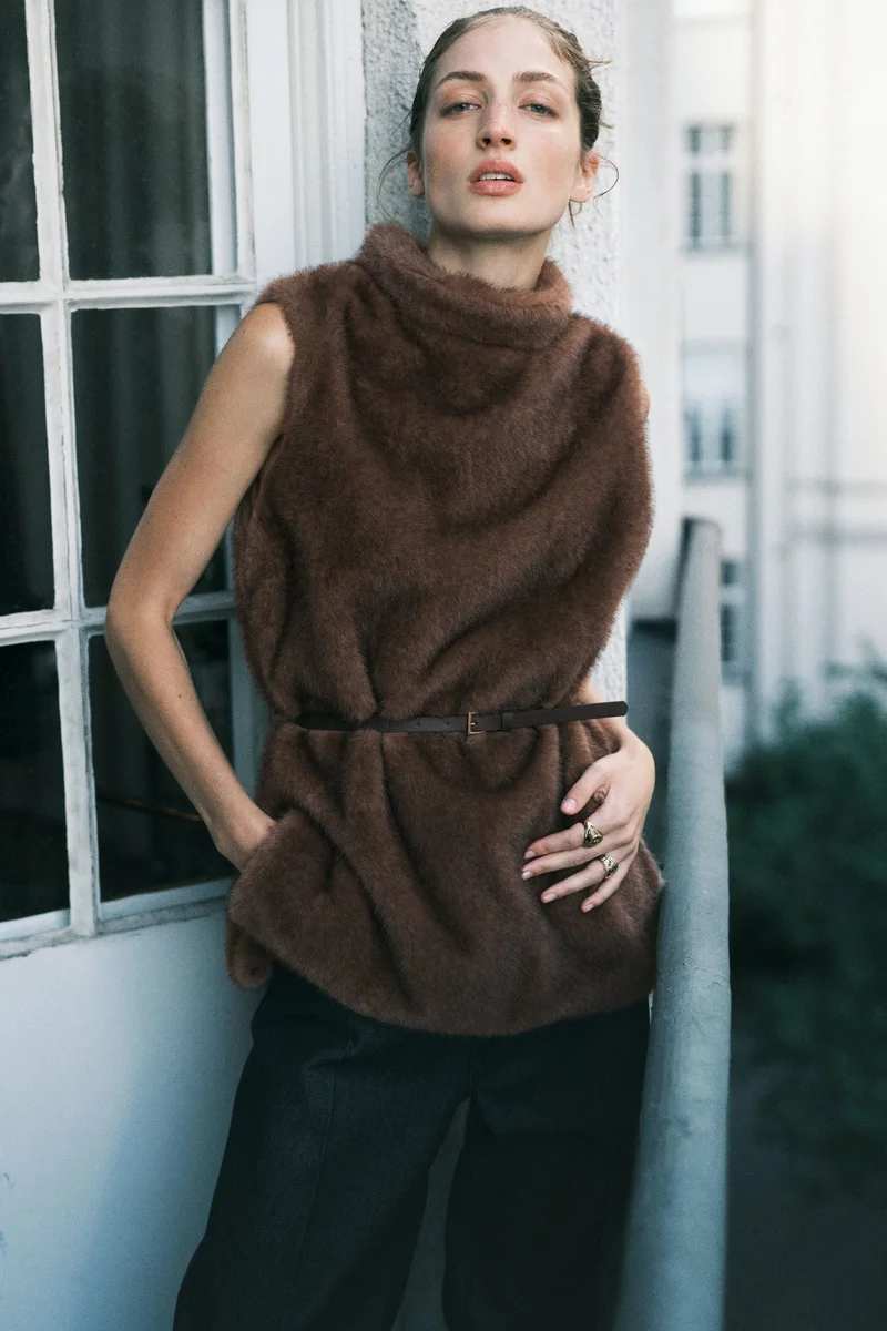 اتش اند ام بلوزة بياقة مرتفعة مع حزام