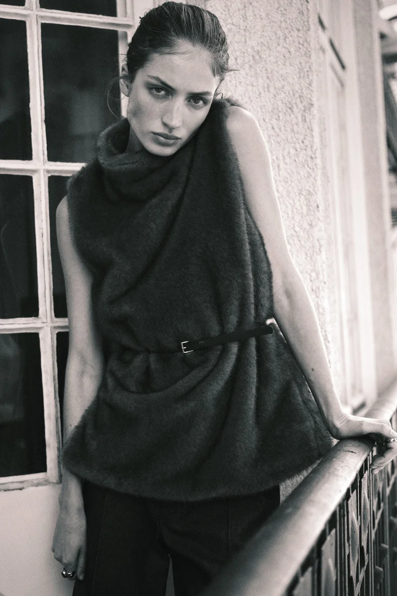 اتش اند ام بلوزة بياقة مرتفعة مع حزام