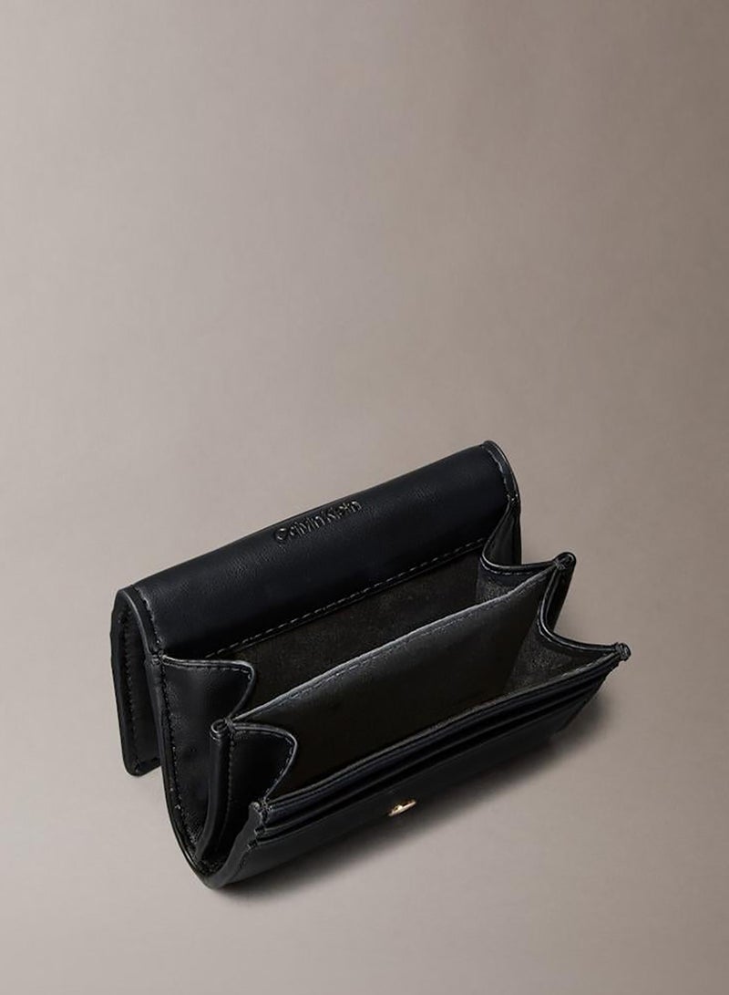 كالفن كلاين محفظة متوسطة قابلة للطي مرتفعة - Image 2