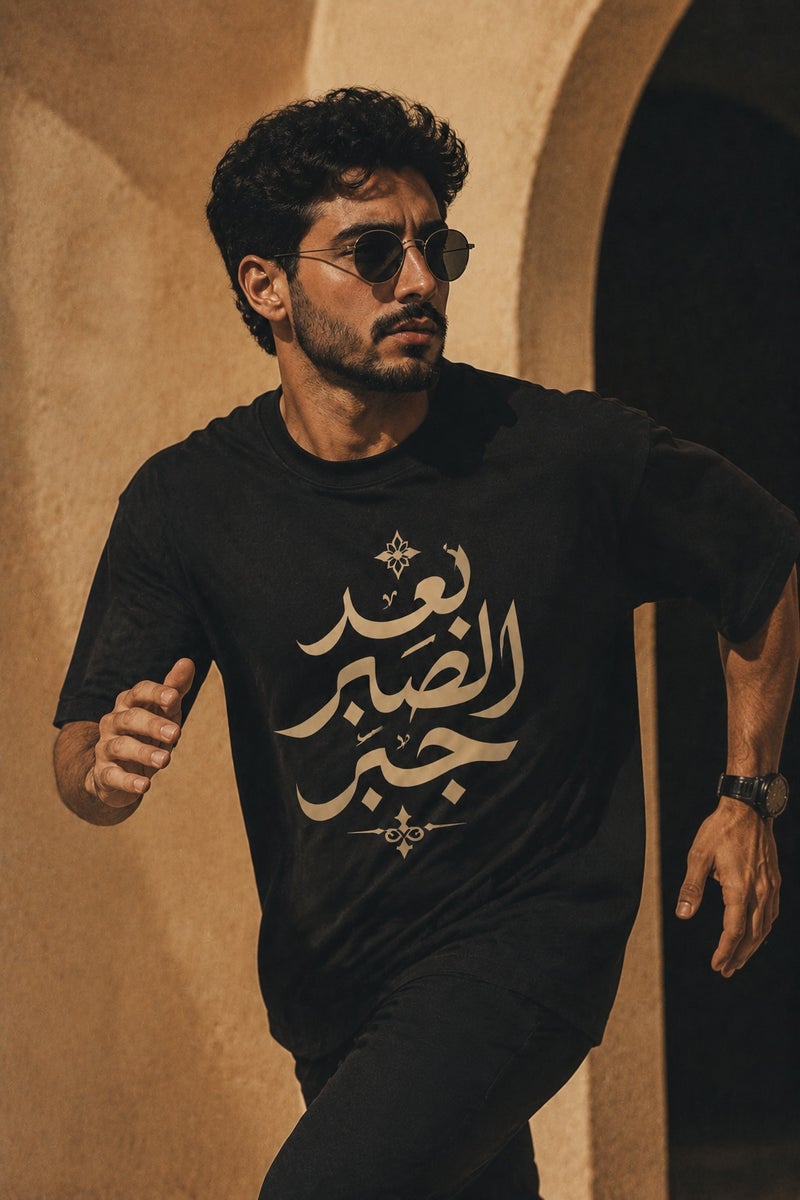 تي شيرت رجالي أسود بقصة واسعة وطبعة خط عربي أنيقة تصميم كاجوال عصري بأكمام قصيرة وياقة دائرية - Image 3