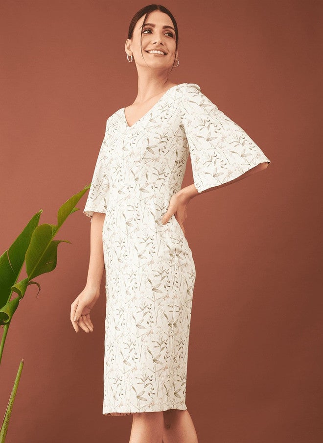 Salt Attire فستان شيفون مزخرف بالأزهار بكمين متسع وقصة على شكل حرف V من SALT ATTIRE - Image 3