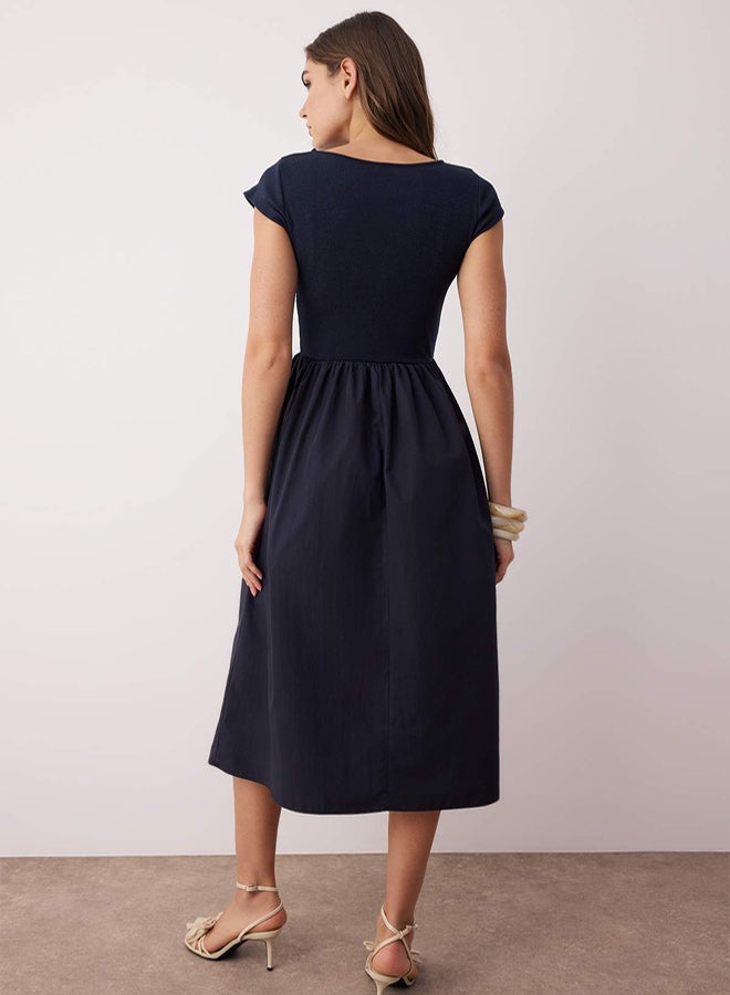 trendyol بلوزة زرقاء بحرية مطاطية ذات قاع واسع من قماش تيري القطن مع نسيج متباين - Image 4