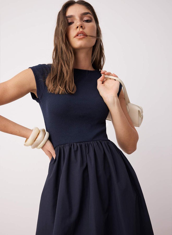 trendyol بلوزة زرقاء بحرية مطاطية ذات قاع واسع من قماش تيري القطن مع نسيج متباين - Image 2