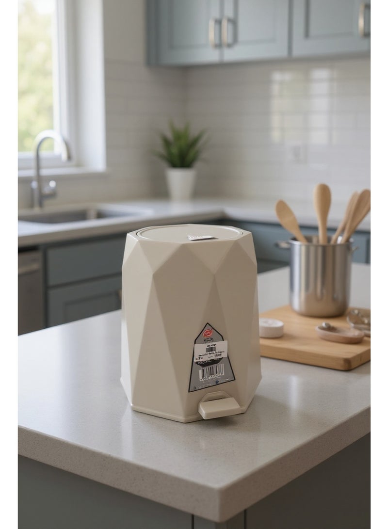 Living Plastic trash bin with a lid and pedal, width 20 cm and height 27 cm, beige color. - Image 1