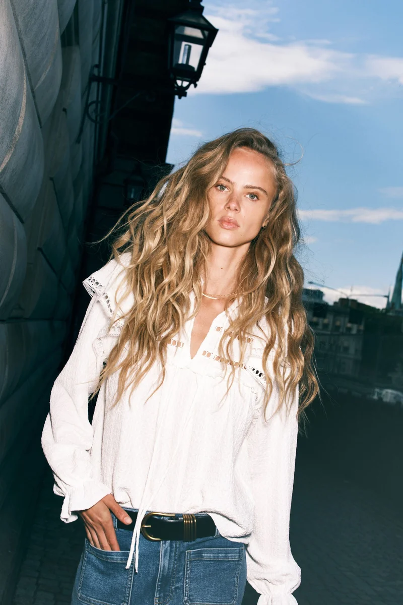 اتش اند ام بلوزة من نسيج جيرسيه بملمس بارز