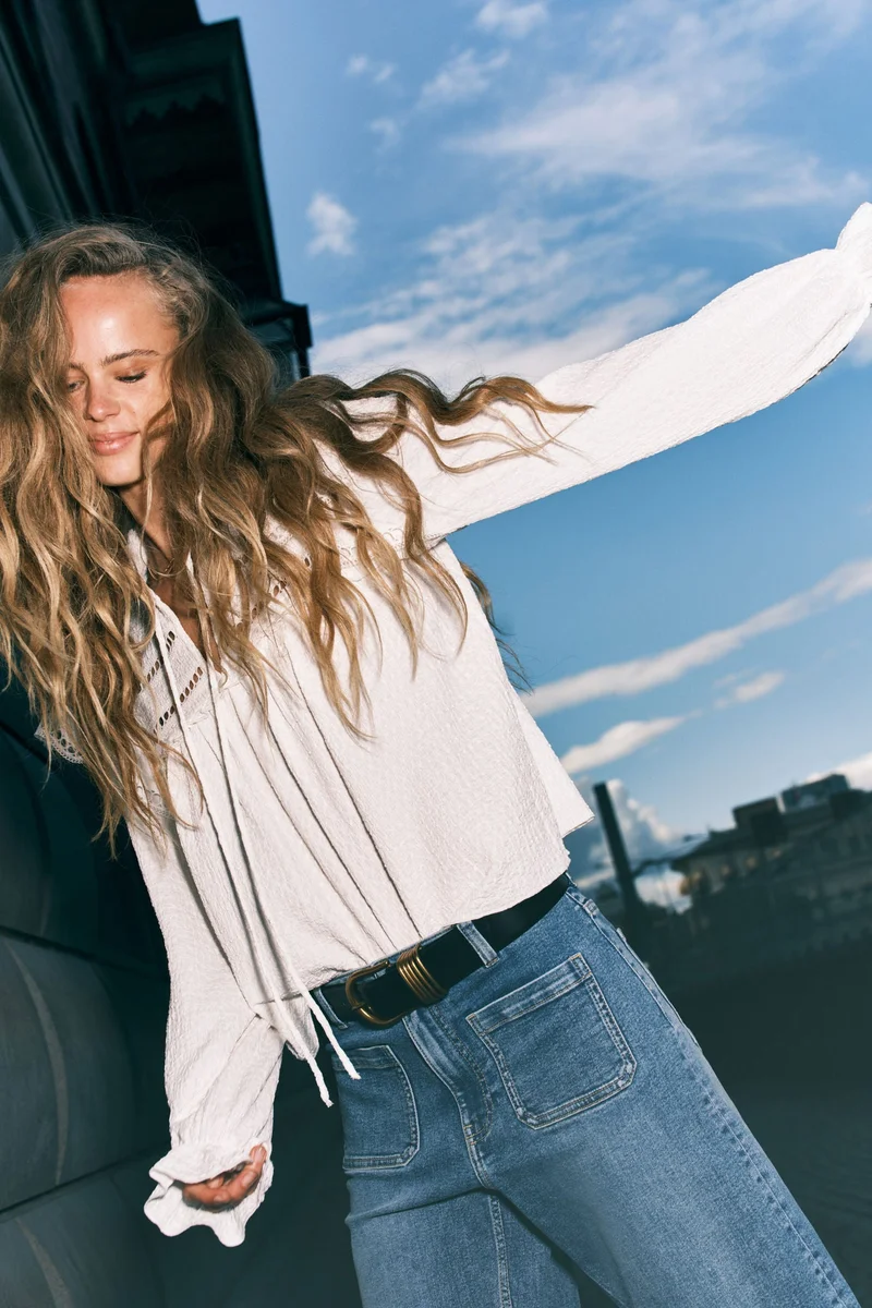 اتش اند ام بلوزة من نسيج جيرسيه بملمس بارز