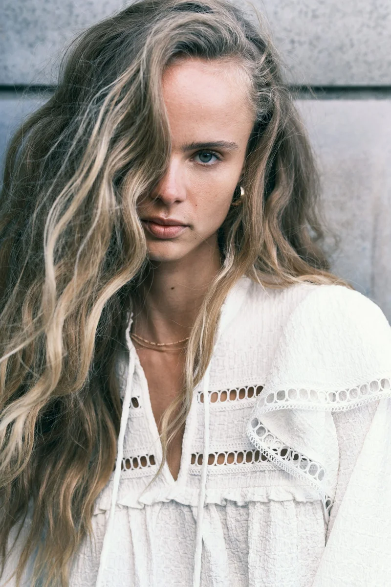 اتش اند ام بلوزة من نسيج جيرسيه بملمس بارز